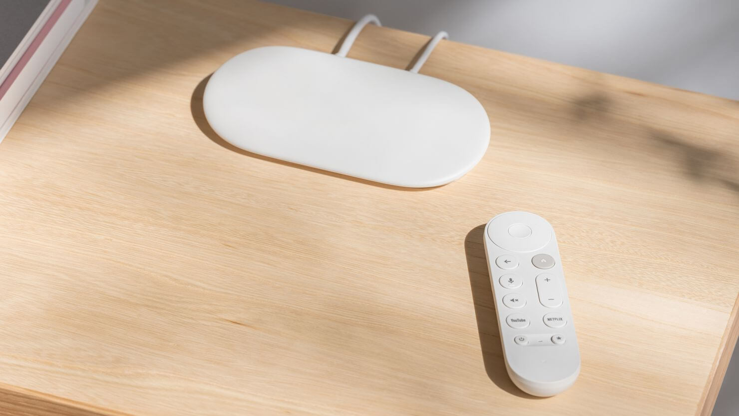 Google TV Streamer och handkontrollen på ett bord